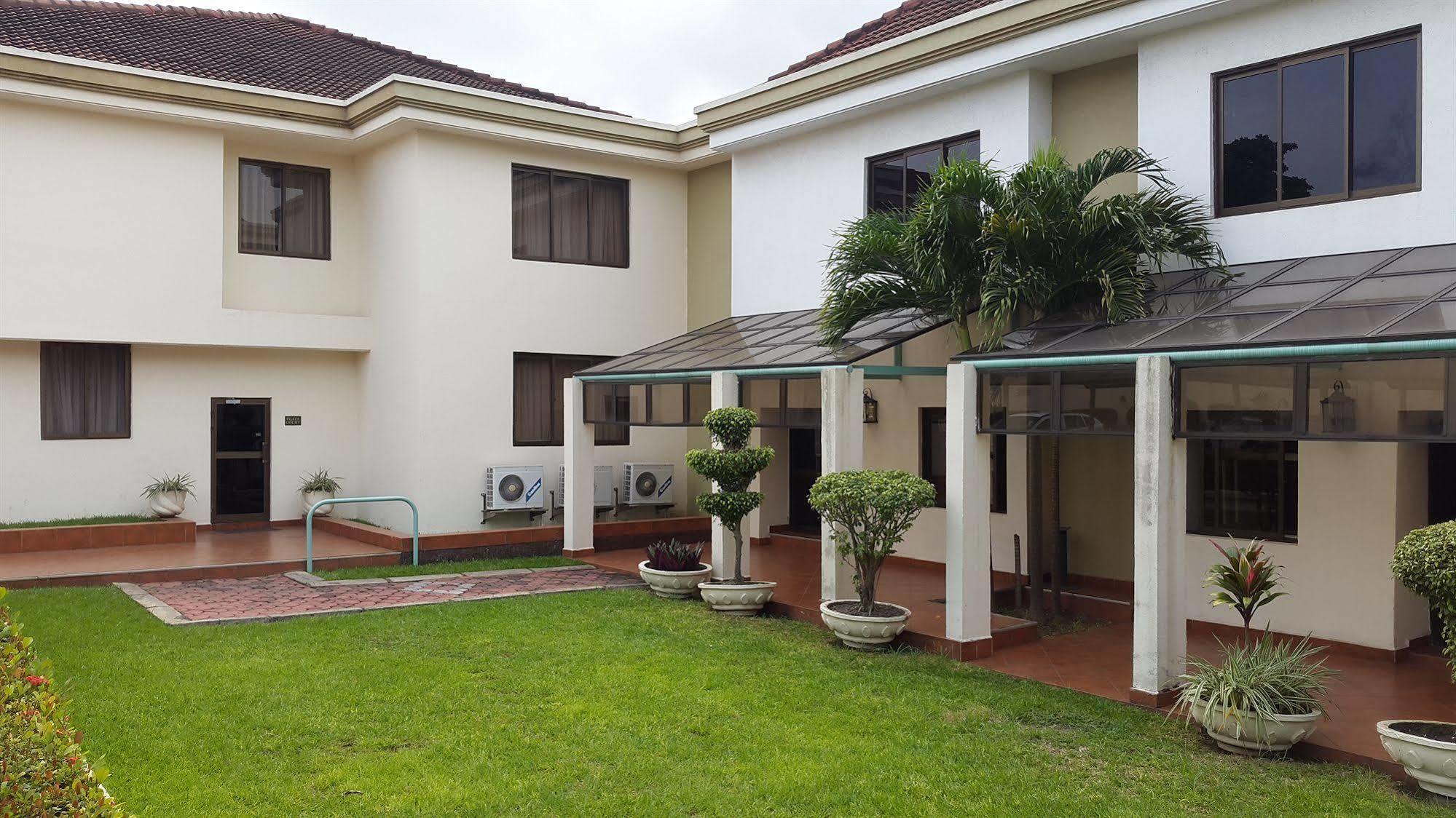 M Plaza Hotel Accra Buitenkant foto