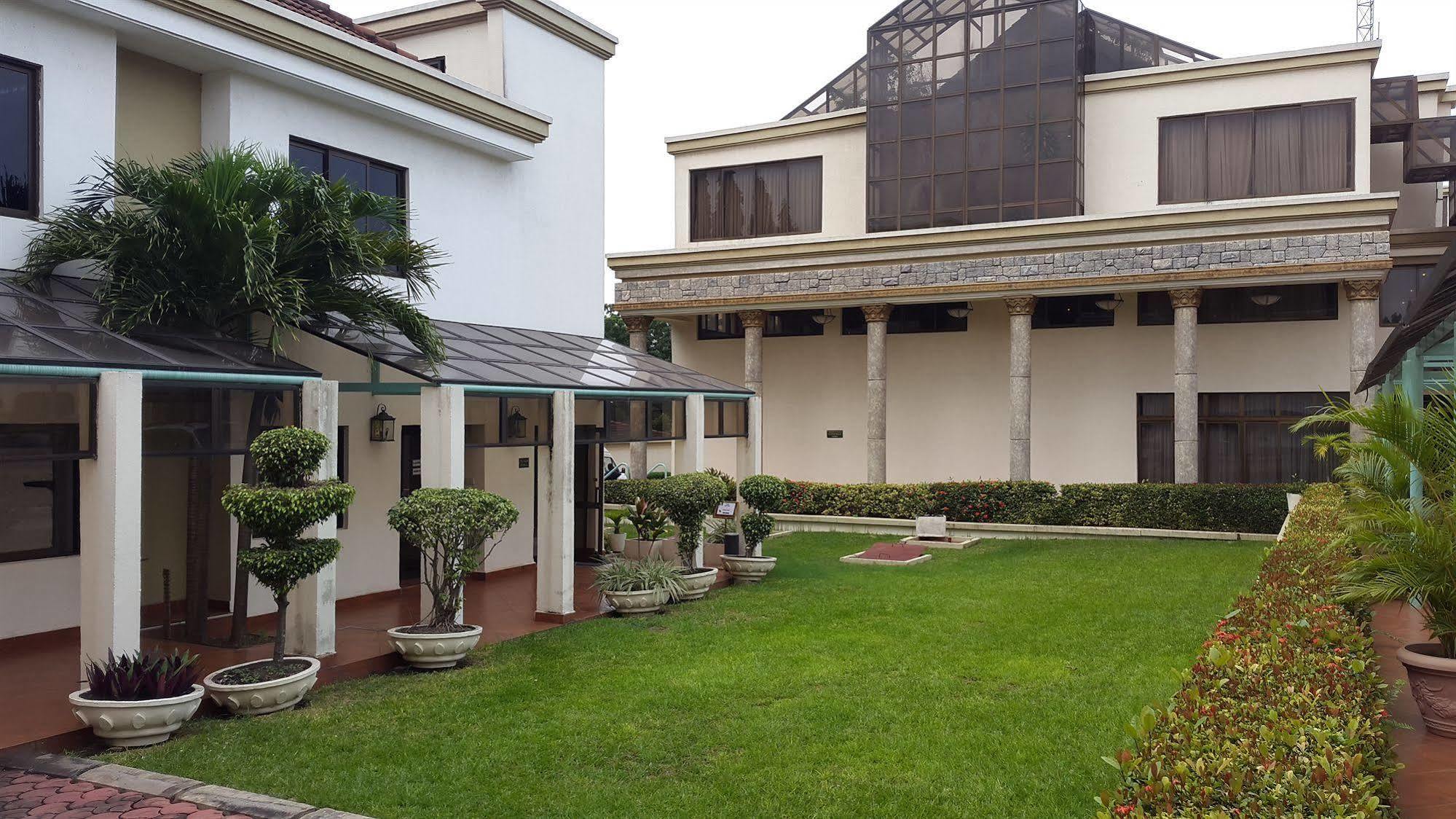 M Plaza Hotel Accra Buitenkant foto